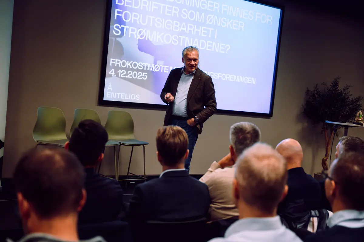 Kolbjørn Hembre, daglig leder i Å Entelios snakket om løsninger for bedrifter som ønsker forutsigbarhet i strømkostnadene. Foto: Håkon A. Repstad.