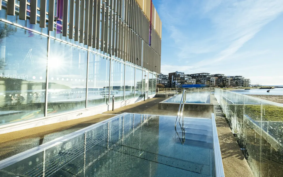 Aquaramas uteområde består nå av to basseng, og en varmkulp. Daglig leder, Vibeke Holm Ruud, forteller om gode besøkstall etter nyåpningen. 