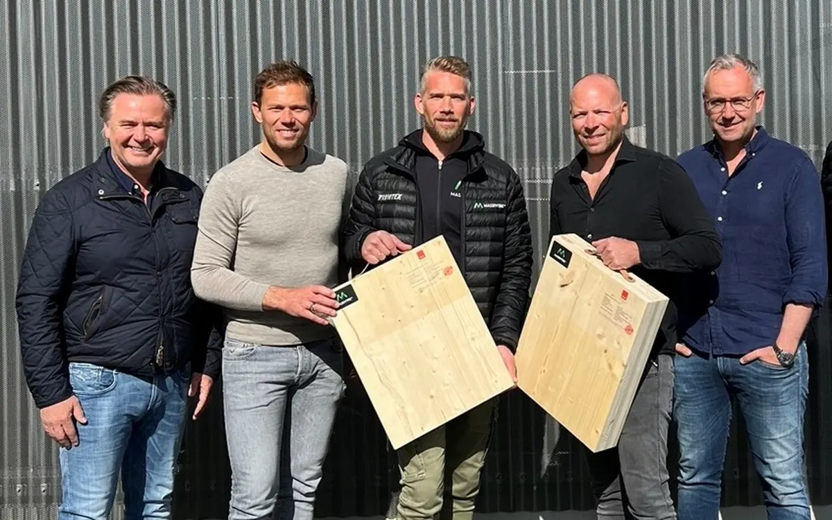 Thor Hushovd er en av de nye investorene i selskapet. Fra venstre: Stian Linna, Thor Hushovd, Tor Øystein Osa Michalsen, Lars Reme, Ole Kristoffer Torsvik. Foto: Massivtre AS.