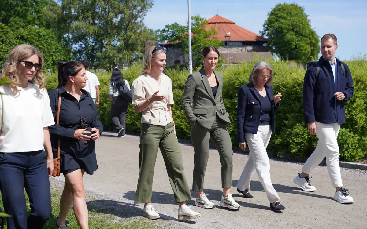 Statsråd Tonje Brenna i samtale med Helena Frustøl Andås i Næringsforeningen. (Foto: Håkon Repstad/Næringsforeningen.)