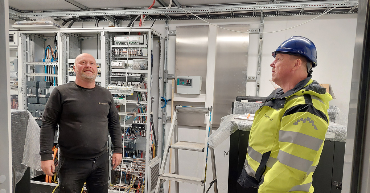 Jan Atle Einerkjær viser stolt frem det nye tekniske bygget til glassheisen i Arendal.