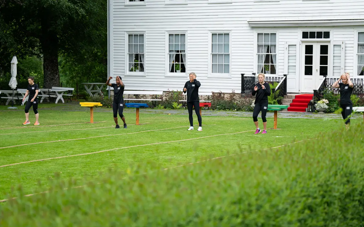 Konsentrerte deltagere i forkant av Mesternes Mester-øvelse. Opptaket ble gjort på Boen Gård og hotellet fikk svært gode tilbakemeldinger. (Foto: Tonje Jakobsen/Nordisk Banijay)