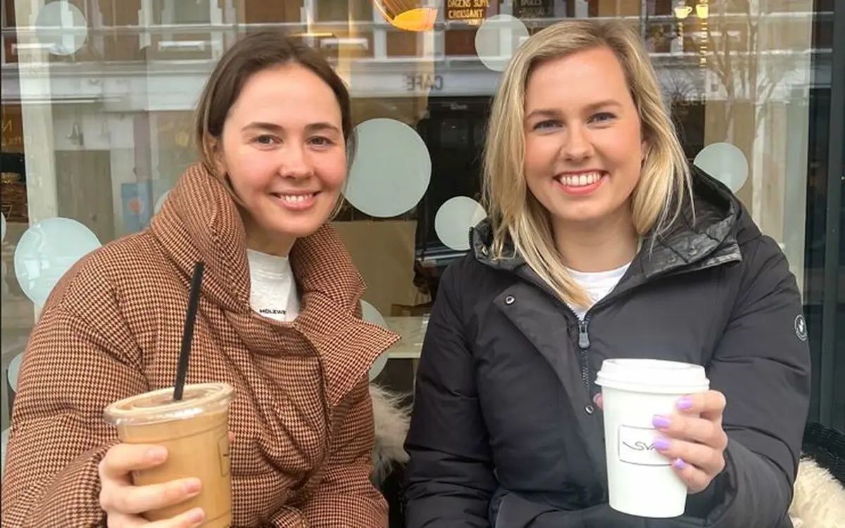 - Ta en kaffepause og svar på masterundersøkelsen om LinkedIn, oppfordrer Emma Lunden og Klara Ruud. De deler mer enn gjerne resultatene i etterkant. Foto: Privat