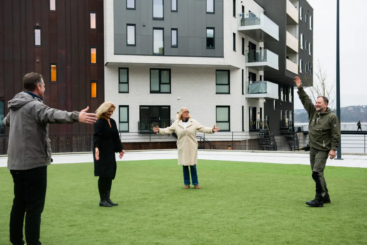 Ved inngangen til Kanalbyen skal det interaktive kunstverket Point of (No) Return avdukes 11. februar. Fra venstre Magnus Høyem i Kanalbyen Eiendom, og Laura Vallenes, Eva M. Bentsen og Halvard Aglen fra KRS Lyskunstfestival.