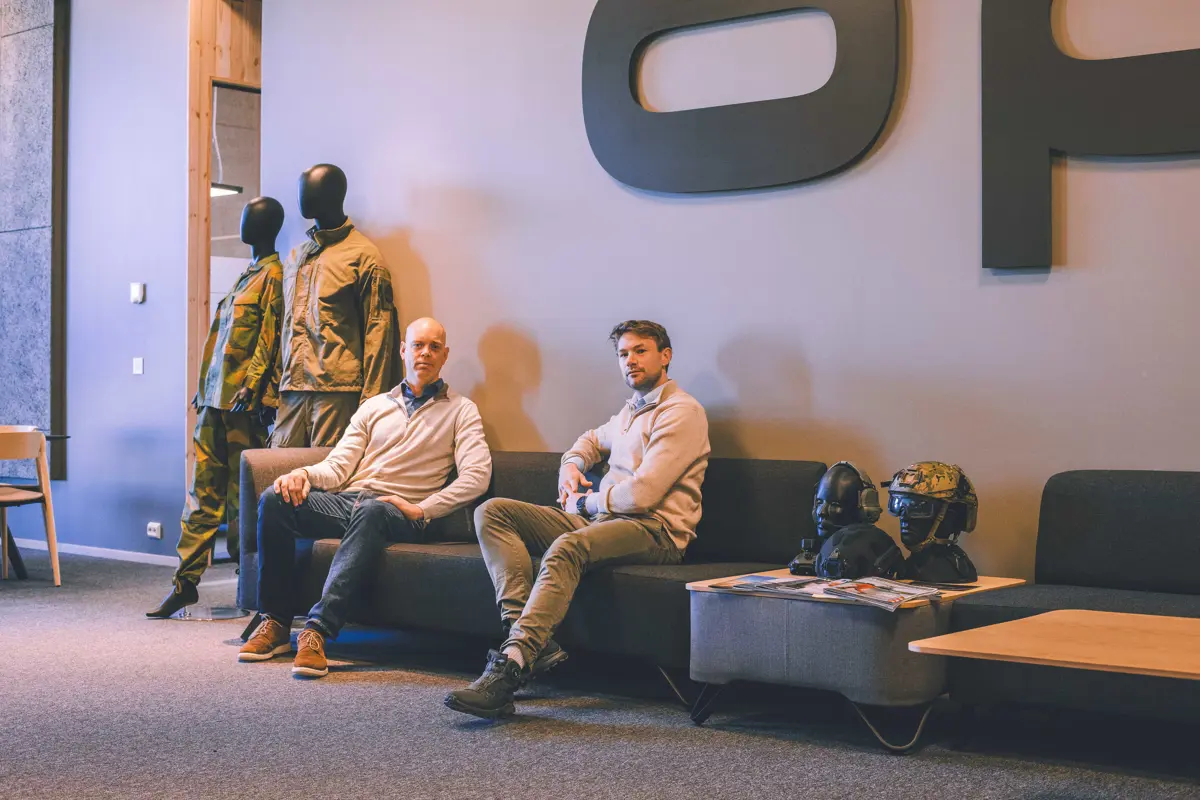 – Selv om vi sitter i Kristiansand, jobber vi i et internasjonalt nettverk med spennende samarbeidspartnere innenfor forsvar, sikkerhet og teknologi. Vi gleder oss til å møte talentfulle og ambisiøse mennesker i Oslo, sier COO i Oskar Pedersen AS, Aanen Brøvig (t.v.). Til høyre sitter daglig leder/CEO, Truls Oskar Pedersen.