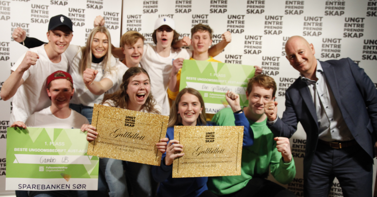 Slik så det ut under fylkesmesterskapet for Ungdomsbedrifter i Agder 2020. Cambio UB fra Drottningborg VGS fikk utmerkelsen «Beste Ungdomsbedrift i Aust-Agder», og Den Spillbedriften UB fra Flekkefjord VGS, studiested Kvinesdal mottok prisen som «Beste Ungdomsbedrift i Vest-Agder» - her sammen med prisutdeler Geir Bergskaug fra Sparebanken Sør. Foto: Sandra L. S. Olsen