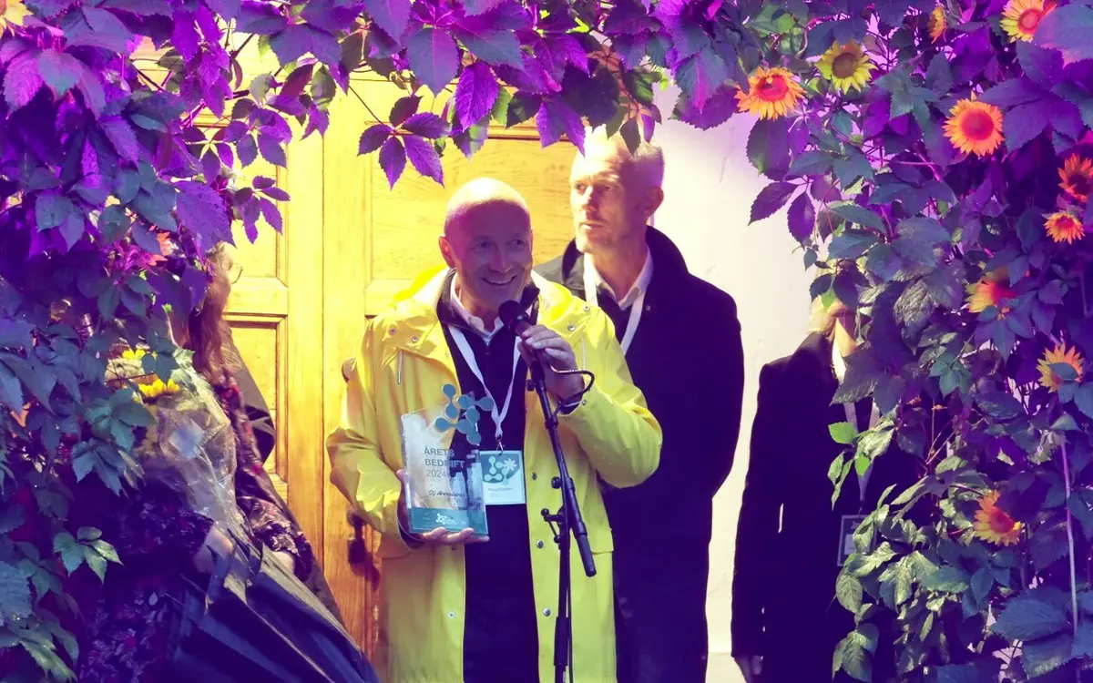 Konserndirektør i SG Armaturen AS, Geir Tønnesland, på scenen for å motta prisen Årets store bedrift.