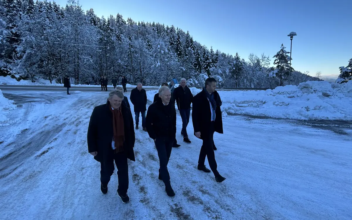 SAMMEN OM VEI: Fv.: Hans Fredrik Grøvan, Lister Næringsforening, ordfører Jan Oddvar Skisland og ordfører i Kvinesdal, Per Sverre Kvinlaug.