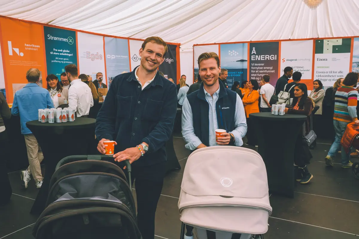 På jakt etter muligheter på Sørlandet: Tarald Fidjeland og Simon Nett tok med seg barna til HÆ- Agder på Youngstorget.