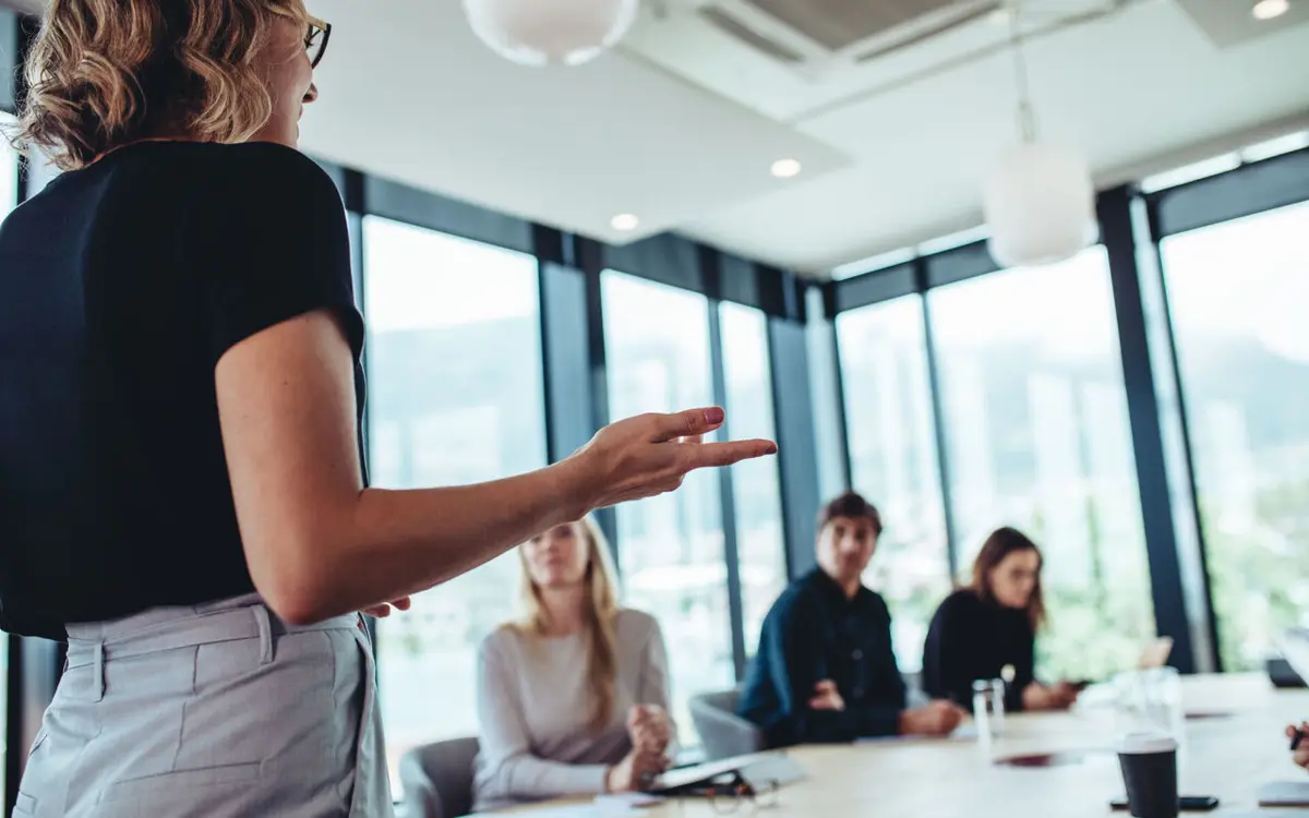 Retorikk består delvis av å finne gode argumenter for å fremme sin sak og få folk engasjert. (Foto: Adobe stock.)