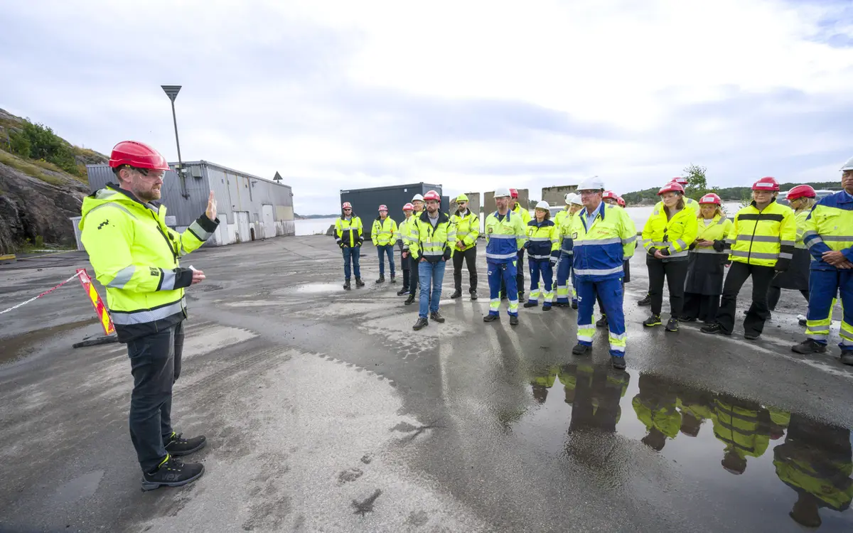 Torstein Thorsen Ekern fra Greenstat forteller om prosjektet til støttespillere og samarbeidspartnere som deltok på markeringen for byggestart av prosjektet onsdag denne uken. (Foto: Kjell Inge Søreide/Greenstat ASA)