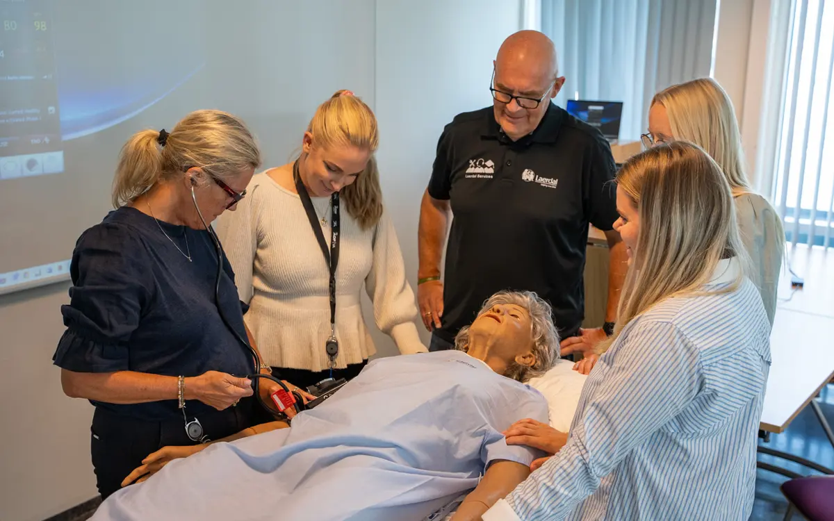 Simuleringsdukken gir studentene en unik mulighet til å øve på komplekse situasjoner i et trygt og kontrollert miljø. Her under opplæring med leverandør Laerdal Medical. Foto: Jennifer Pham / Tirna.