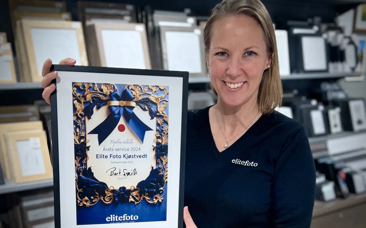 Elisabeth Teigland, daglig leder, med prisen fra helgens kjedesamling med elitefoto.