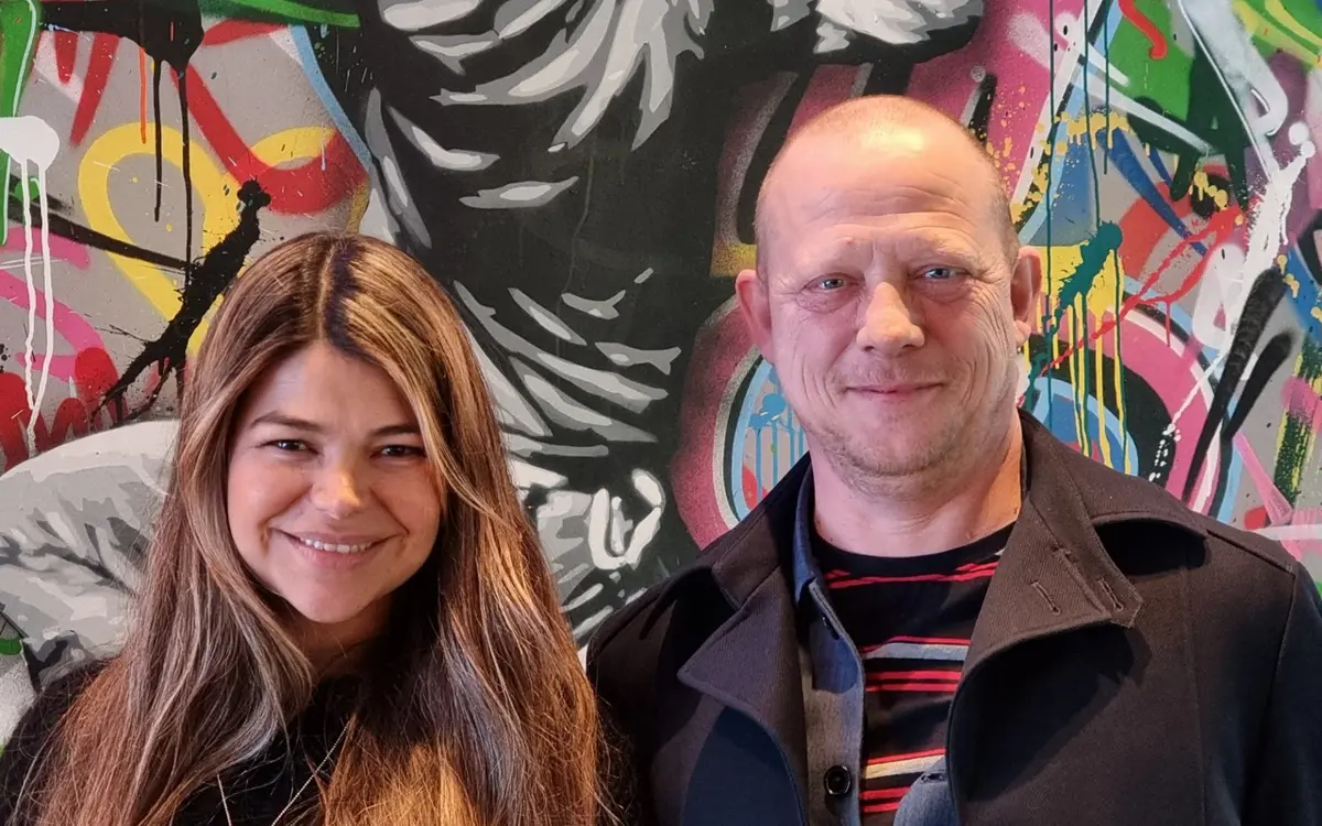 Prosjektleder Jon Mihle og Elizabeth Rojas, prosjektleder for Miljøuka i Kristiansand, ønsker velkommen til konferansen GrønnPraksis 22 i den store STUP-salen på  toppen av Thon hotel Norge 30.- og 31. mai. Her foran noe av kunsten som møter gjestene i foajeen.