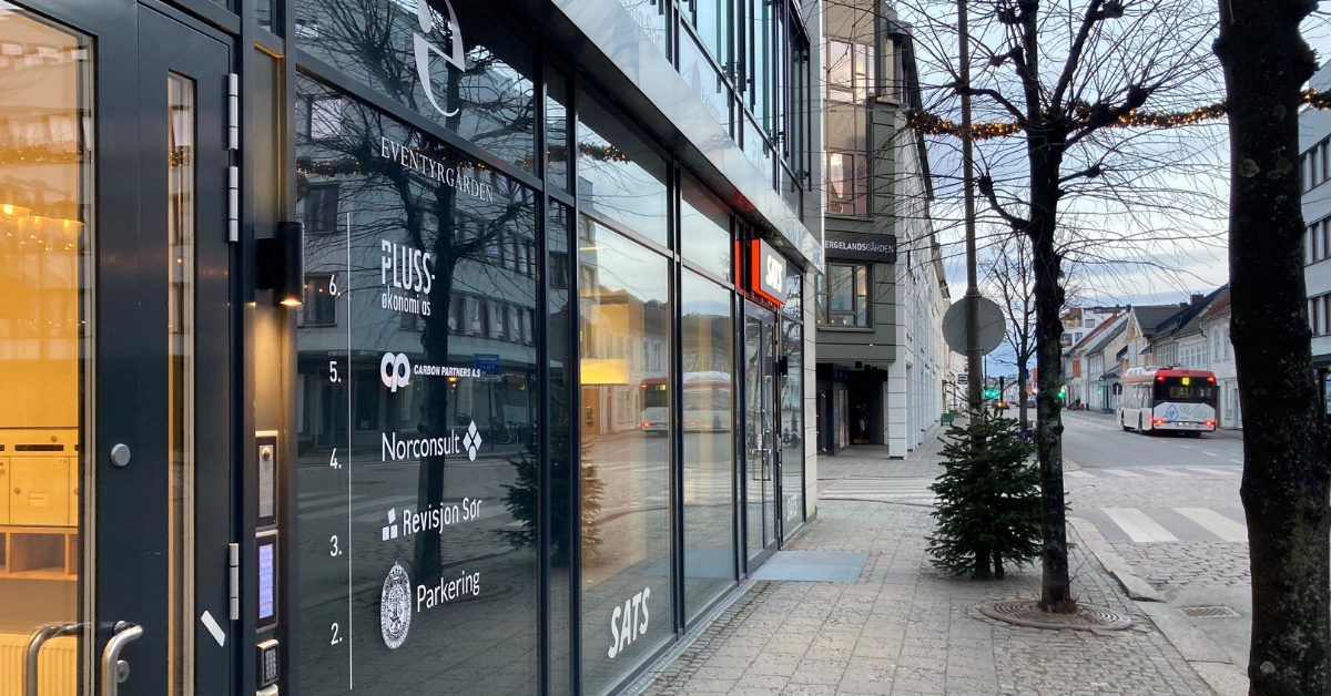 Pluss-Økonomi AS med kontorer i både Kristiansand og Mandal. Her ved kontoret i Henrik Wergelandsgate / Kirkegata. 