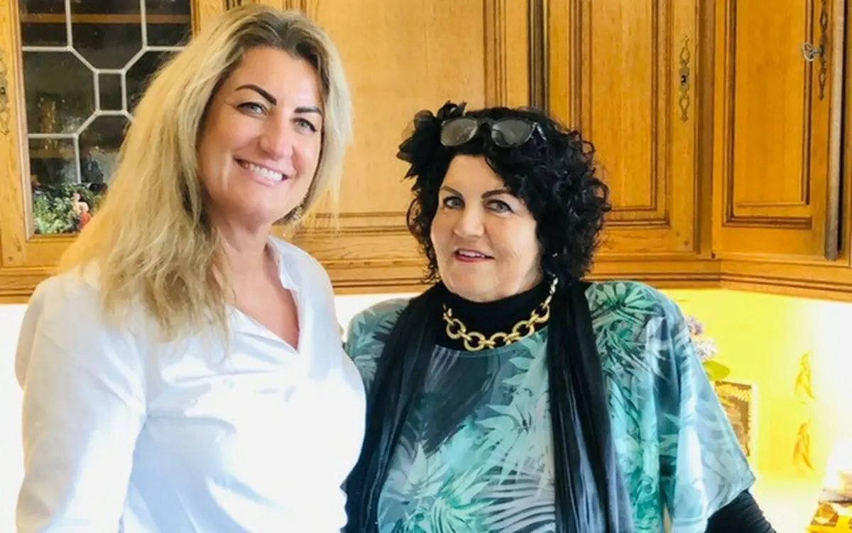 Dark Season arrangeres en siste gang å hedre Liv Håland (til høyre) som gikk bort i fjor høst. Her sammen med datteren Nina Håland. Foto: Privat 