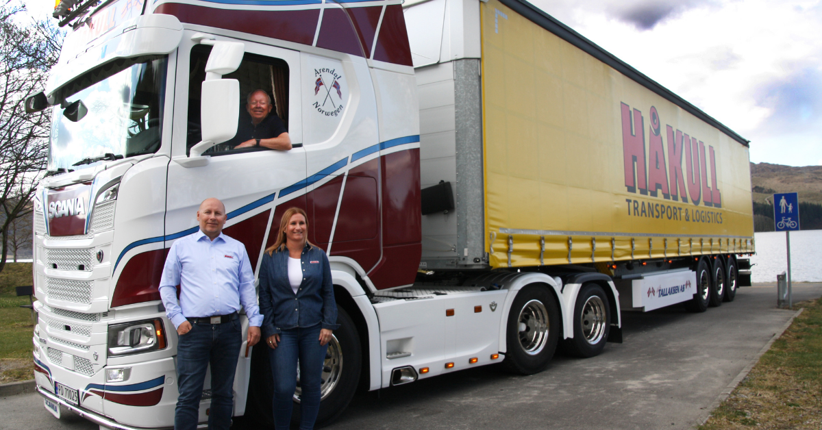 Gudmund avbildet i bilen, med Kjartan og Lena på bakken.