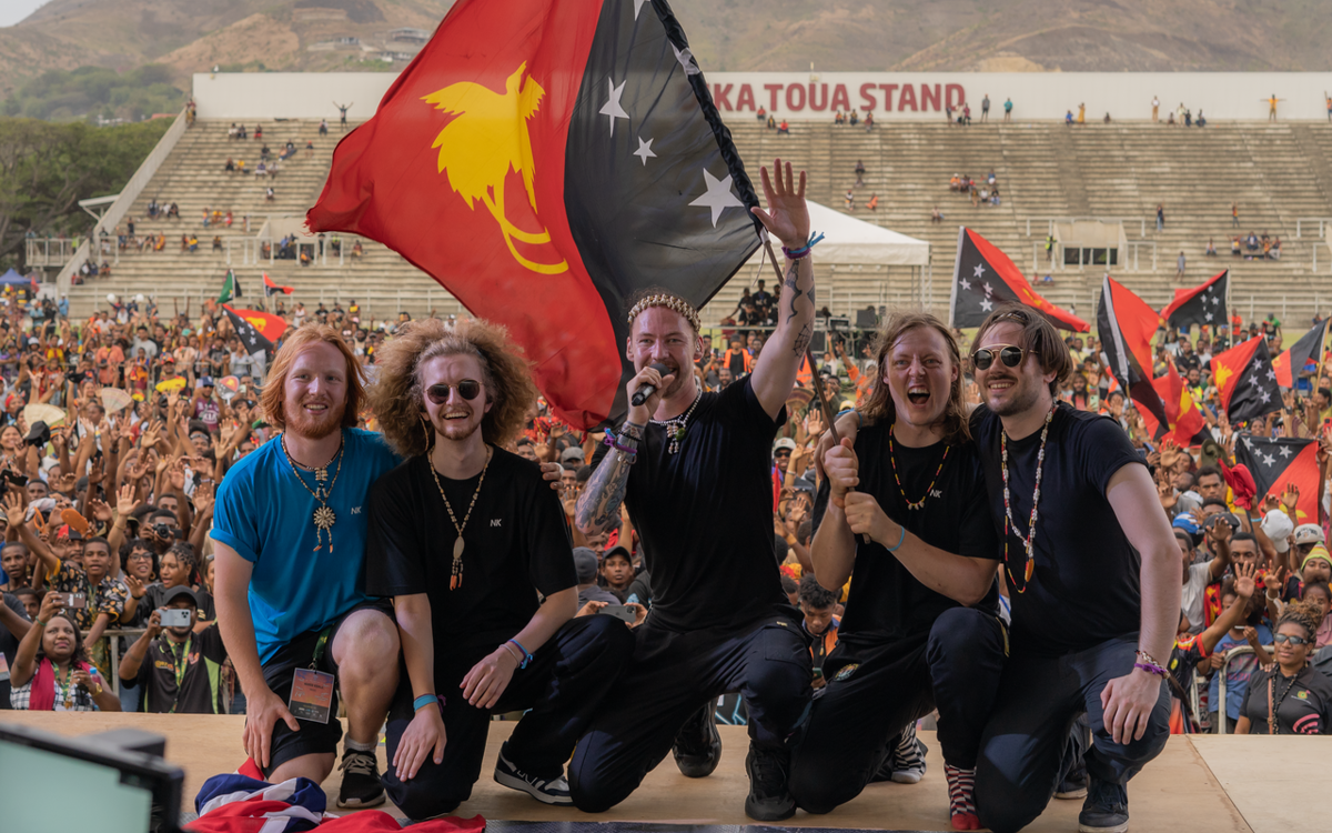 NAKED KOALA ble møtt av jubelbrøl under deres første opptreden i Papua Ny Guinea tidligere i høst. Nå gjør de seg klare for turnélivet. (Foto: Anja Kathrine Laland Gyberg)