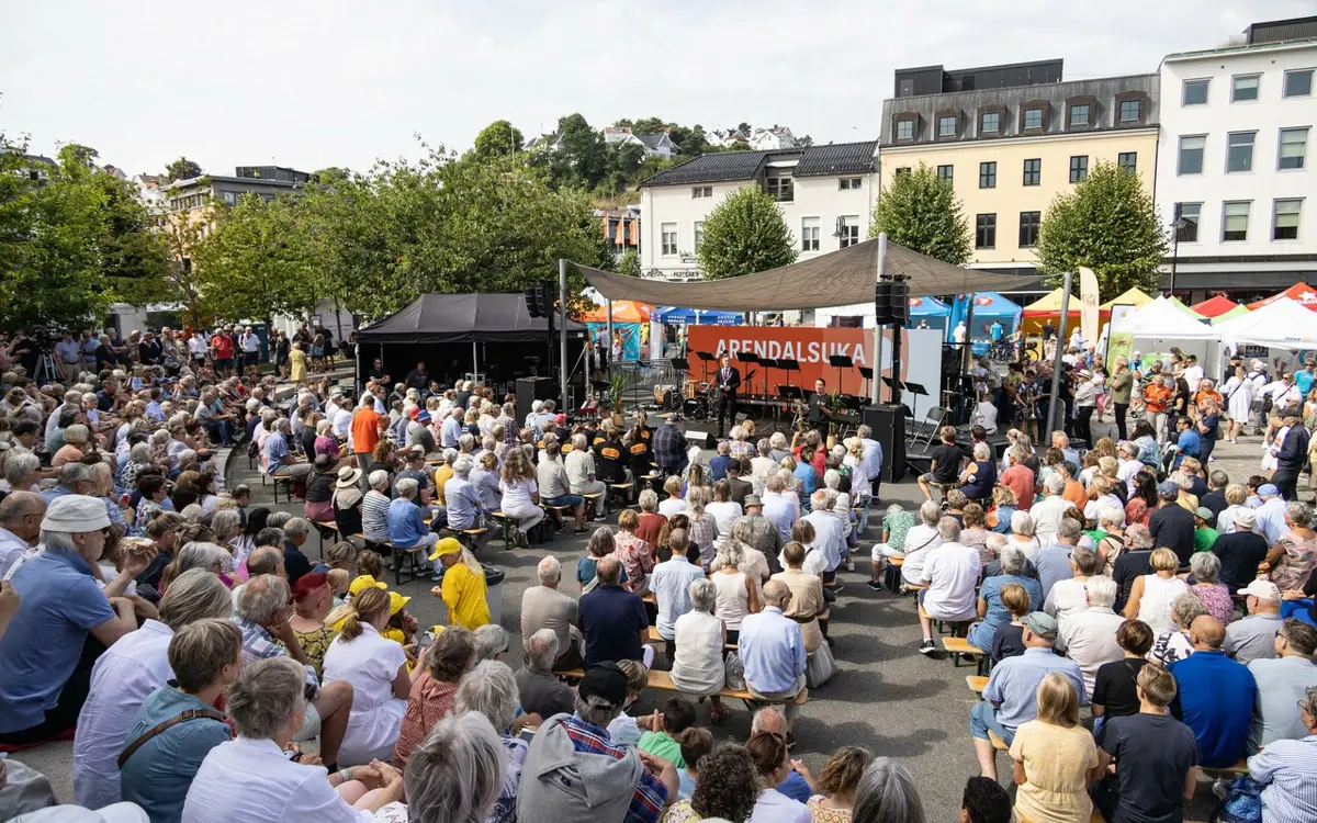 Rundt 1700 arrangementer og 200 stands fyller Arendal sentrum i fem dager i august hvert år. Her fra åpningen i 2022. Foto: Mona Hauglid.