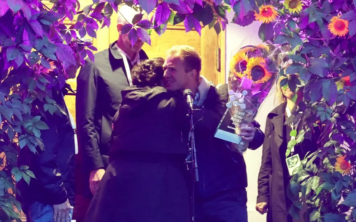 Jurymedlem Maria Steinstø gratulerer Erik Solli (Fs Mur) som Årets unge leder.
