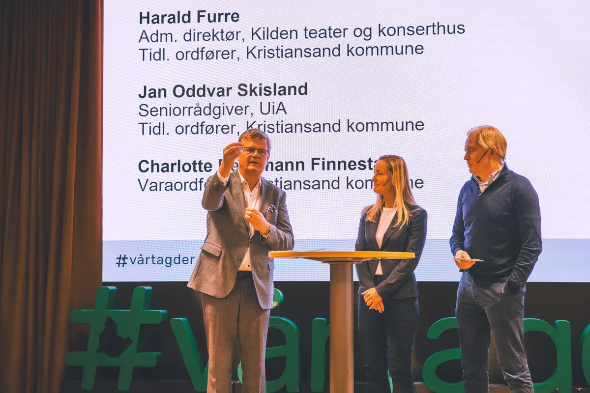 Harald Furre, Charlotte Beckmann Finnestad og Jan Oddvar Skisland forteller om Flere i arbeid. Foto: Helena Frustøl Andås