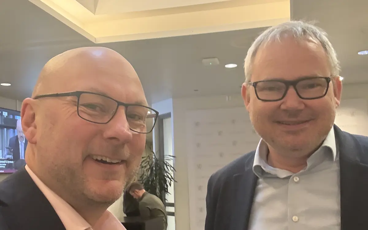 Tormod Andreassen og Roar Osmundsen, næringspolitiske ledere i henholdvis Næringsforeningen i Stavanger og Næringsforeningen i Kristiansand reiste til Oslo og Stortinget for å avgi høringsuttalelse på gründermeldingen. Foto: Privat