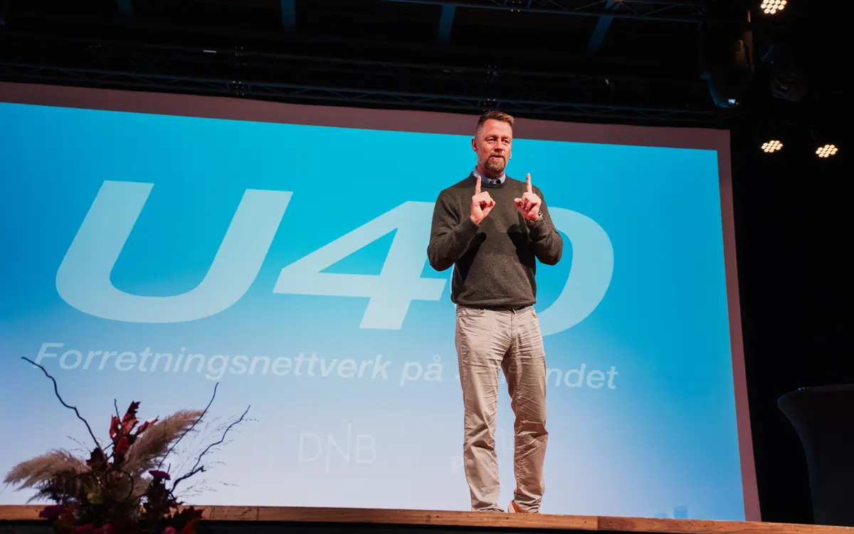 «Er det noen her som foretrekker utydelighet fremfor tydelighet?» Geir "Fenriken" Aker serverte publikum en rekke tankevekkere, torsdag kveld. (Foto: South Coast Creative.)