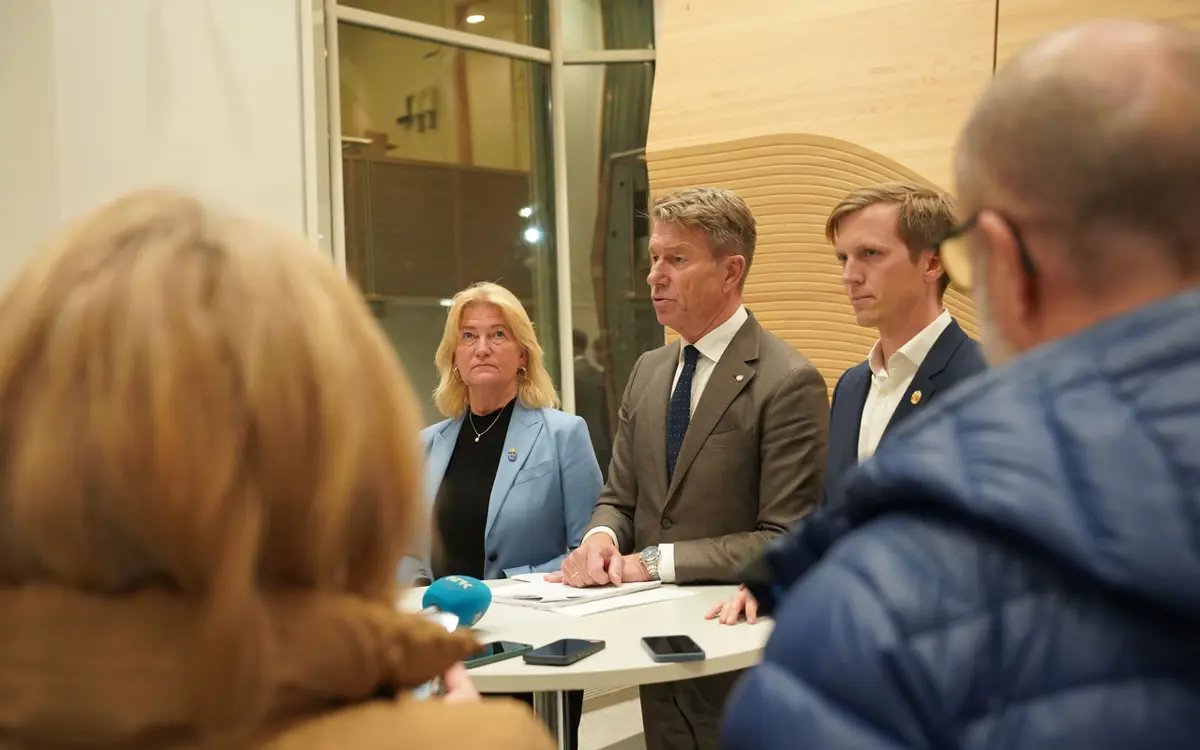 Politikere og bedriftsledere fra strømsone NO2 dro til hovedstaden for å protestere mot prisforskjellene på strøm. Olje- og energiminister Terje Aasland kunne ikke love en rask løsning. (Foto: Kristian Johnsen)