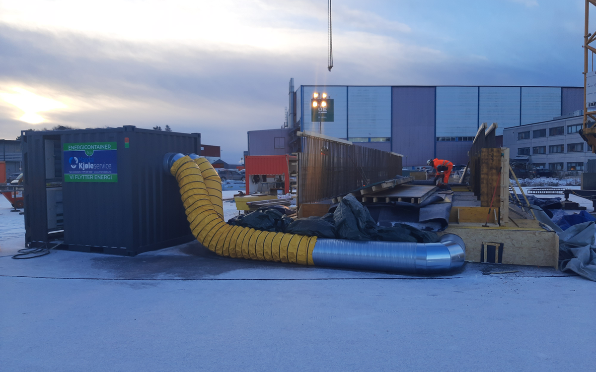 Bildet viser Energicontaineren i bruk ved støpning av kaifrontelementer.