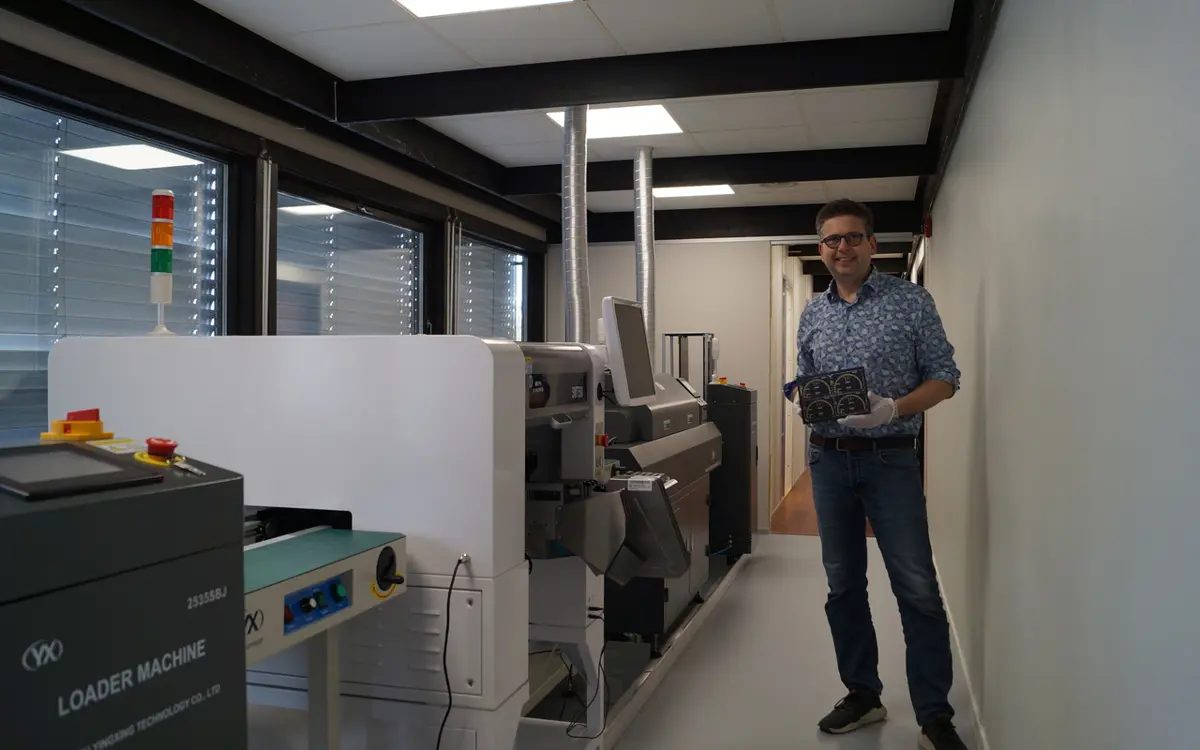 Daglig leder Tommy Smith, ved den nye produksjonslinjen hos Eldesign AS i Andøya Industripark.