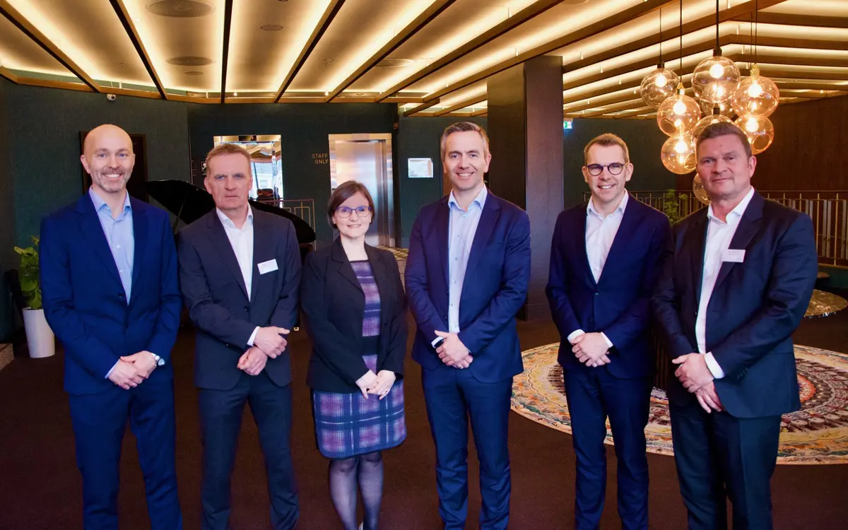 SIGNERTE INTENSJONSAVTALE: Partnerne i havvindkonsortiet Brigg Vind og Global Ocean Technology har signert intensjonsavtale om havnekapasitet ved WindPort i Mandal for utbyggingen av første fase av Sørlige Nordsjø II. Fra venstre: Jarle Dyrdal (Å Energi), Bjørnar Talset (Vårgrønn), Sonja Indrebø (Corio), Øystein S. Pedersen (Global Ocean Technology), Steffen Syvertsen (Å Energi) og Olav Hetland (Vårgrønn) Foto: GCE NODE