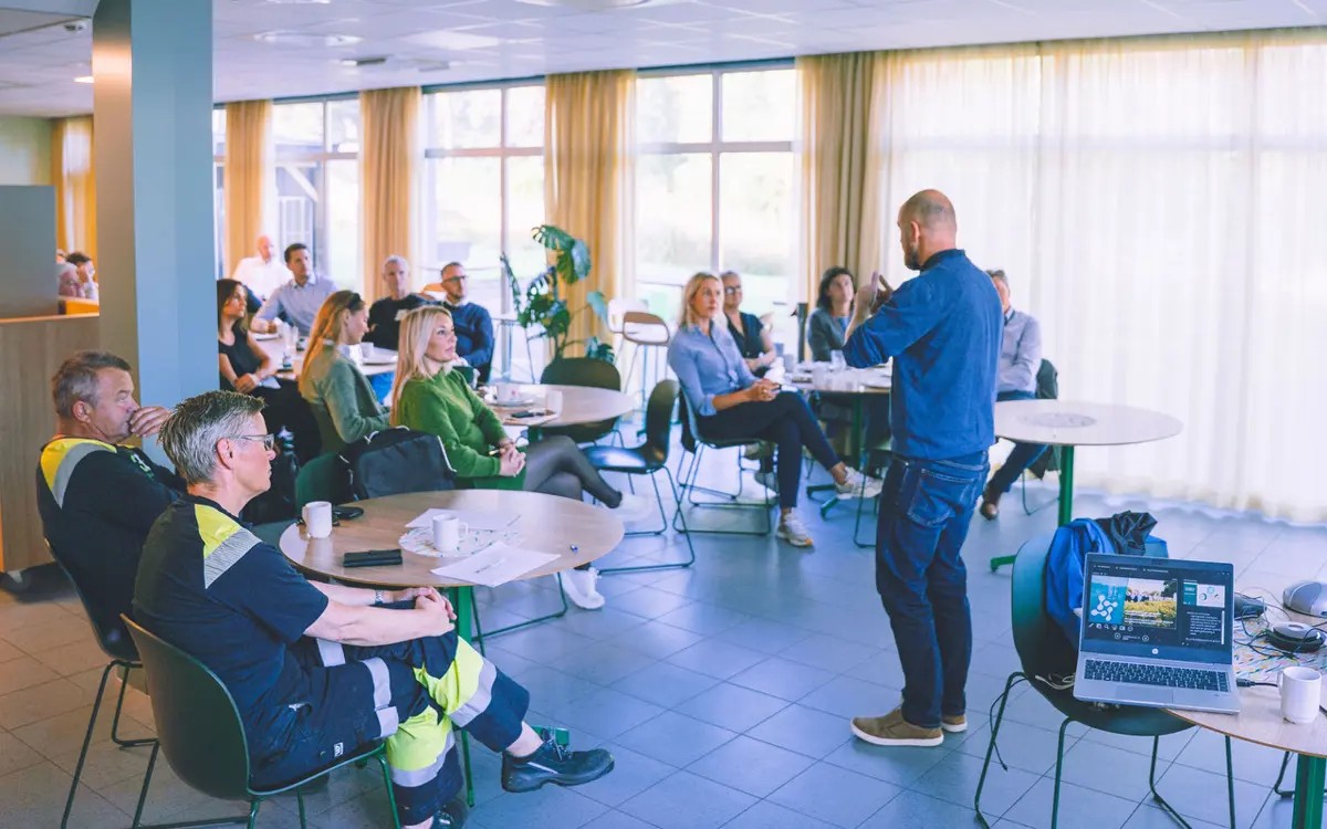 Navs rekrutteringsrådgiver Rune Nordbø lanserte Bedriftspakken til Birkelandsbedrifter. (Foto: Henrik K. Assmann.) 