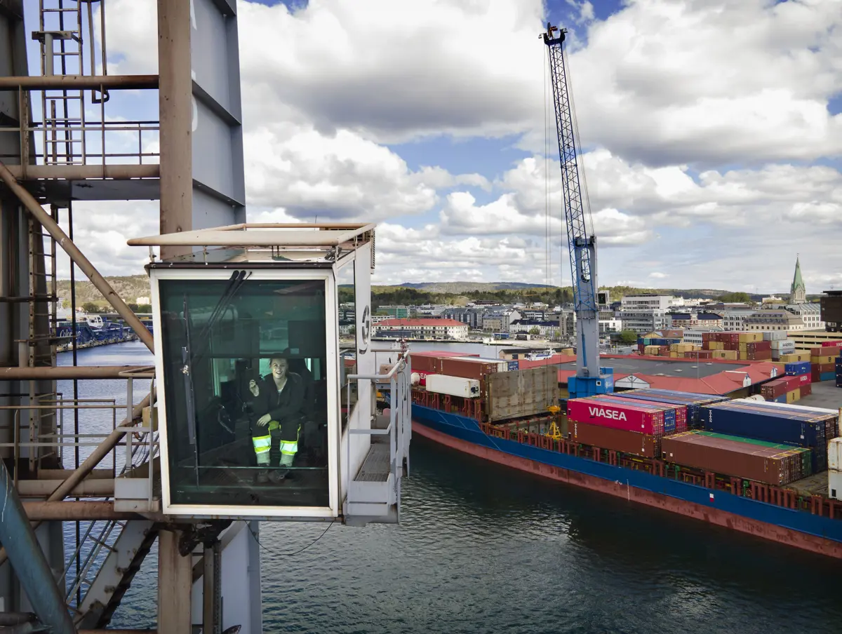 Hver dag går Trine Lauen (26) på jobb 30 meter opp i lufta. Hun har god utsikt over byen.