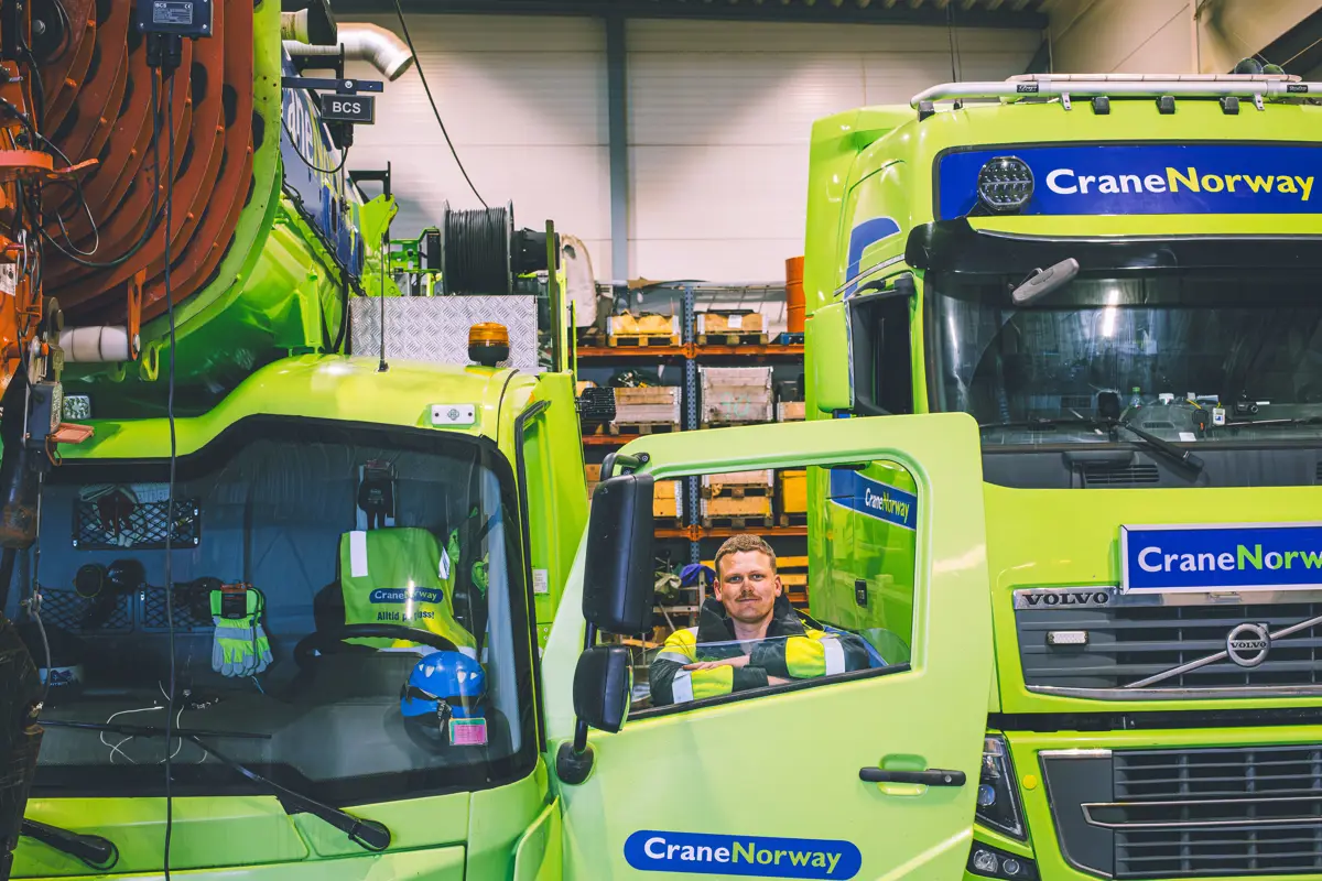 – Selv i feriene bestod barndommen av å kjøre rundt i kranbiler. Eplet har ikke falt langt fra kranbommen, for å si det slik, sier driftsleder i Crane Norway Sør AS, Daniel Ormseth