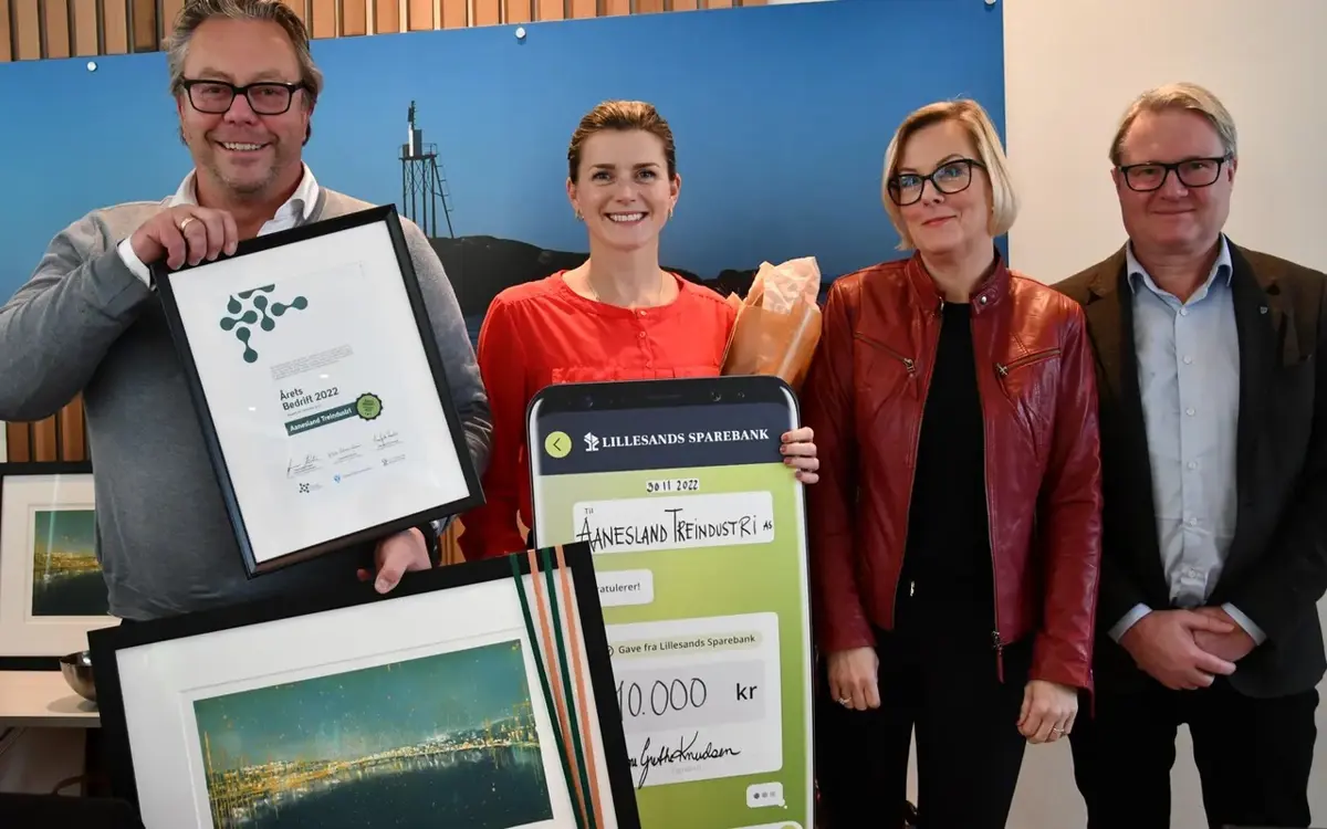 Aanesland Treindustri ble kåret til Årets bedrift i Lillesand. Fv. Gunnar A. Aanesland, Tuva Eieland, Anne-Grethe Knudsen og Ordfører Einar Holmer-Hoven. Foto: Lillesandsposten/ Truls Bjørkum Larsen