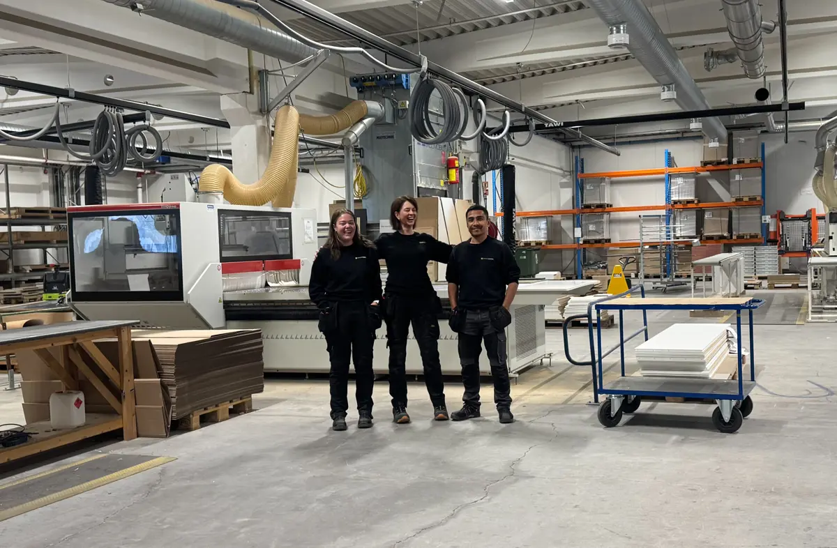 Glade produksjonsarbeidere i Sørlandskjøkken som fikk beste karakter, og fagbrev i produksjonsteknikk. (Foto: Sørlandskjøkken)