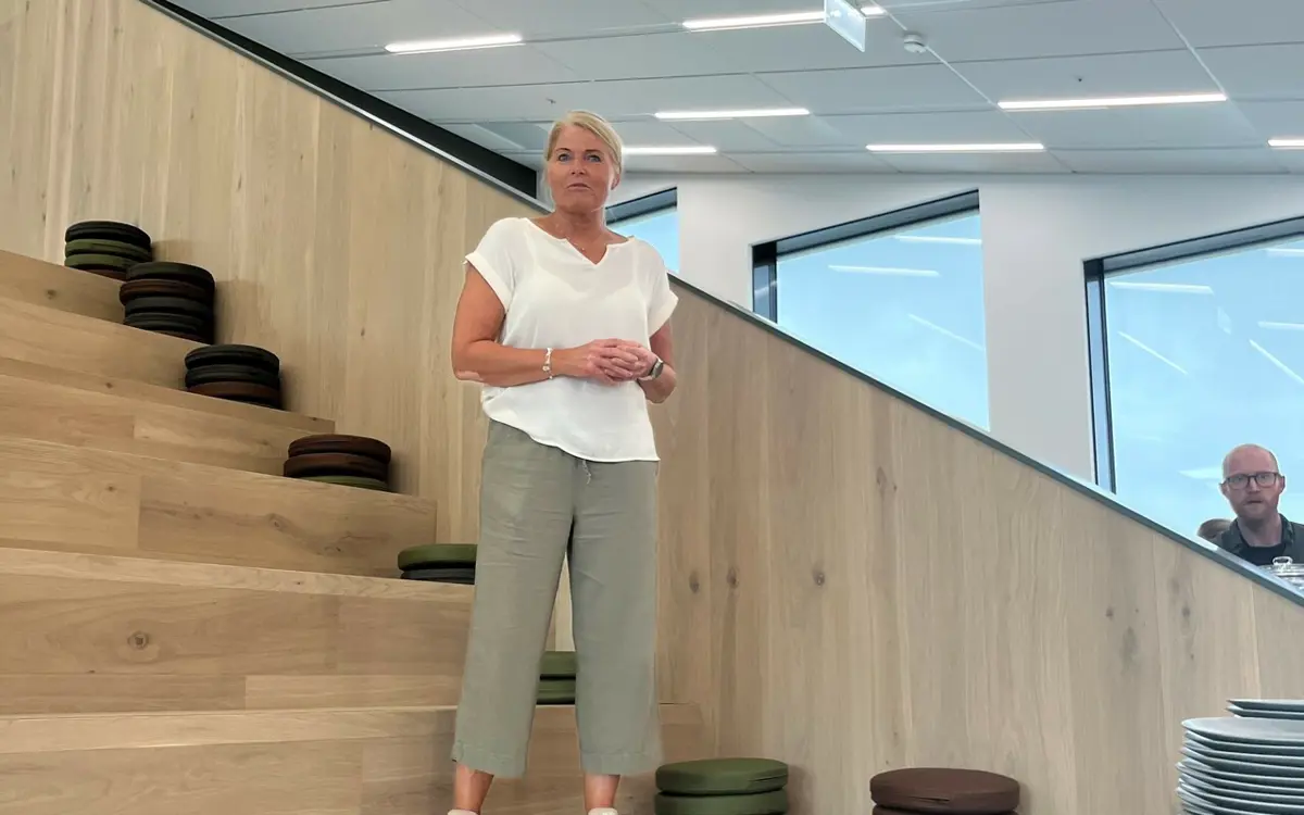 Bente Lill Bergstøl fra Toma ønsker de ansatte ved Politihuset velkommen til lunsj. Foto: Toma