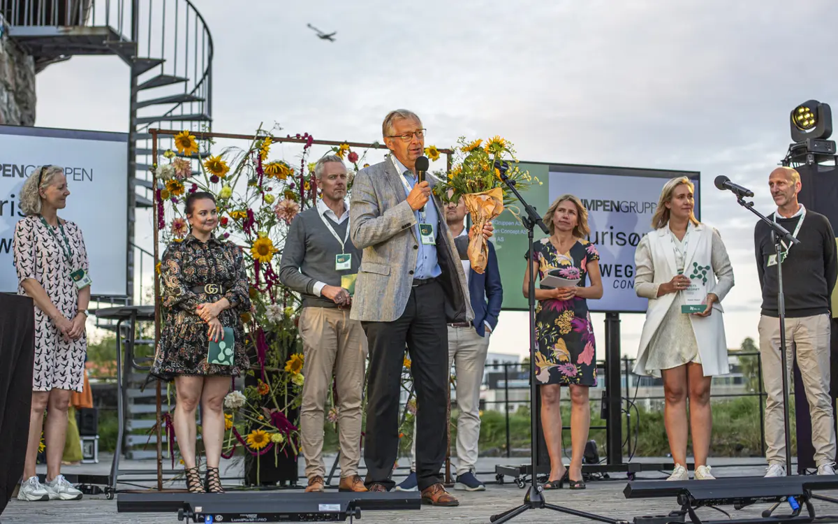 Per Helge Gumpen, Kristine Gumpen og Lars Ivar Olsen fra GumpenGruppen tok imot prisen for Årets bedrift (store virksomheter) under Næringsforeningens hagefest, tirsdag. Foto: Marte Haraldsen