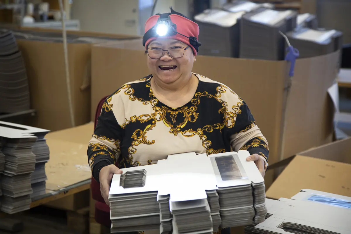 Godt lys er viktig når Thy Nguyen bretter gaveesker.