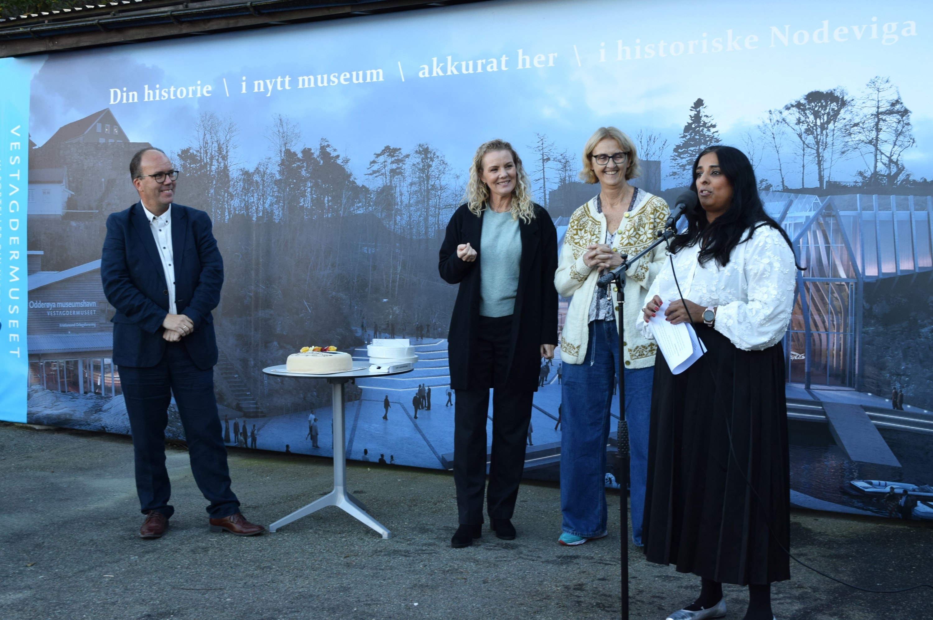 John Olsen, Gro-Anita Mykjåland, Kari Henriksen og kultur- og likestillingsminister Lubna Jaffery.