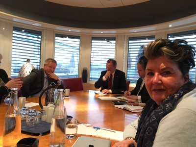 Statsråd Ketil Solvik Olsen i samtale med Anita S. Dietrichson fra Næringsforeningen i Kristiansandsregionen.