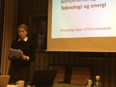 Kommunikasjonsdirektør Unni Farestveit i Agder Energi presenterer på vegne av prosjektgruppen