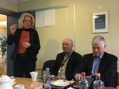Fra venstre ny leder i flyplassutvalget Siri Mathiesen, Iver Holter Andersen fra Avinor og Fridjof Ruud fra NOV.
