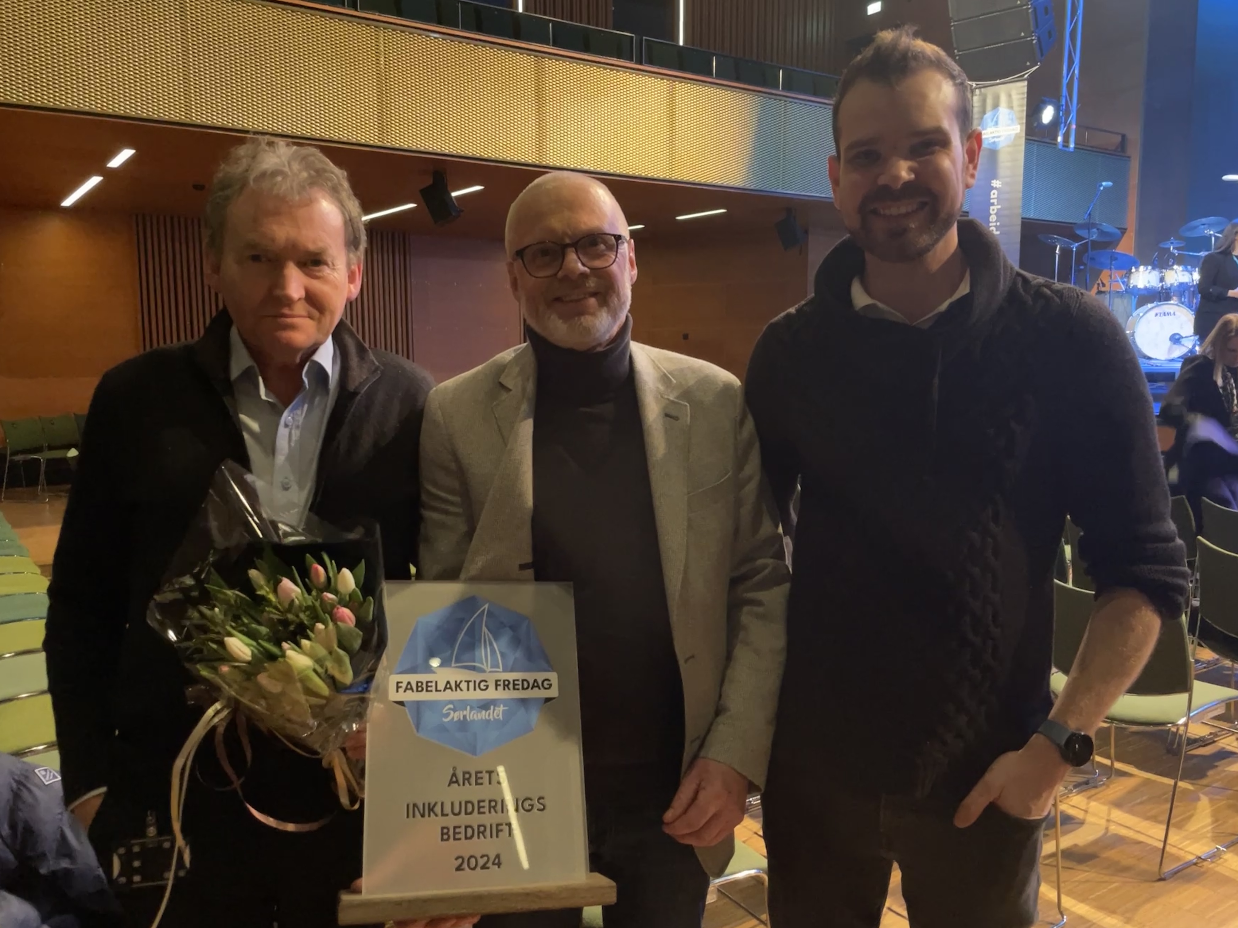 Agnar Klakegg, Lars Christian Breivik og Jan Helge Dalene fra Bravida etter å ha mottatt prisen for Årets inkluderingsbedrift